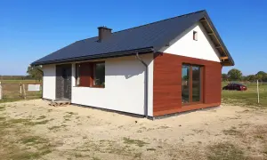 Nowy, nowoczesny dom bez pozwolenia 70m2 z drewnianą elewacją i dużymi oknami, gotowy do zamieszkania.