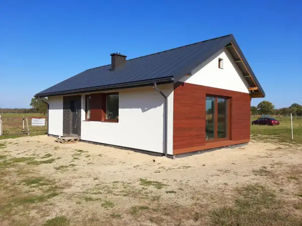 Nowy, nowoczesny dom bez pozwolenia 70m2 z drewnianą elewacją i dużymi oknami, gotowy do zamieszkania.