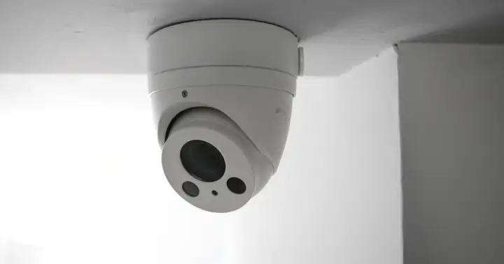 Kamera monitoringu sufitowego to kluczowy element, jak zabezpieczyć mieszkanie przed włamaniem.